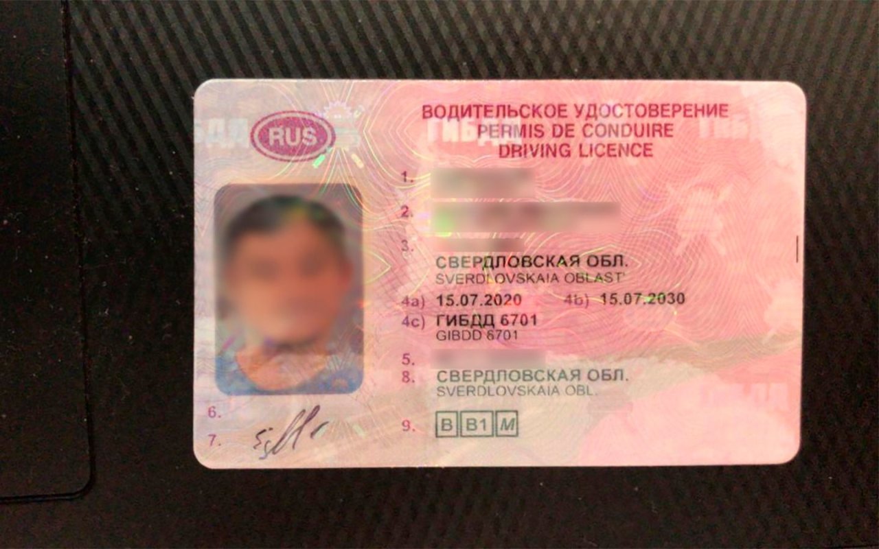 В России начали выдавать водительские права нового образца   