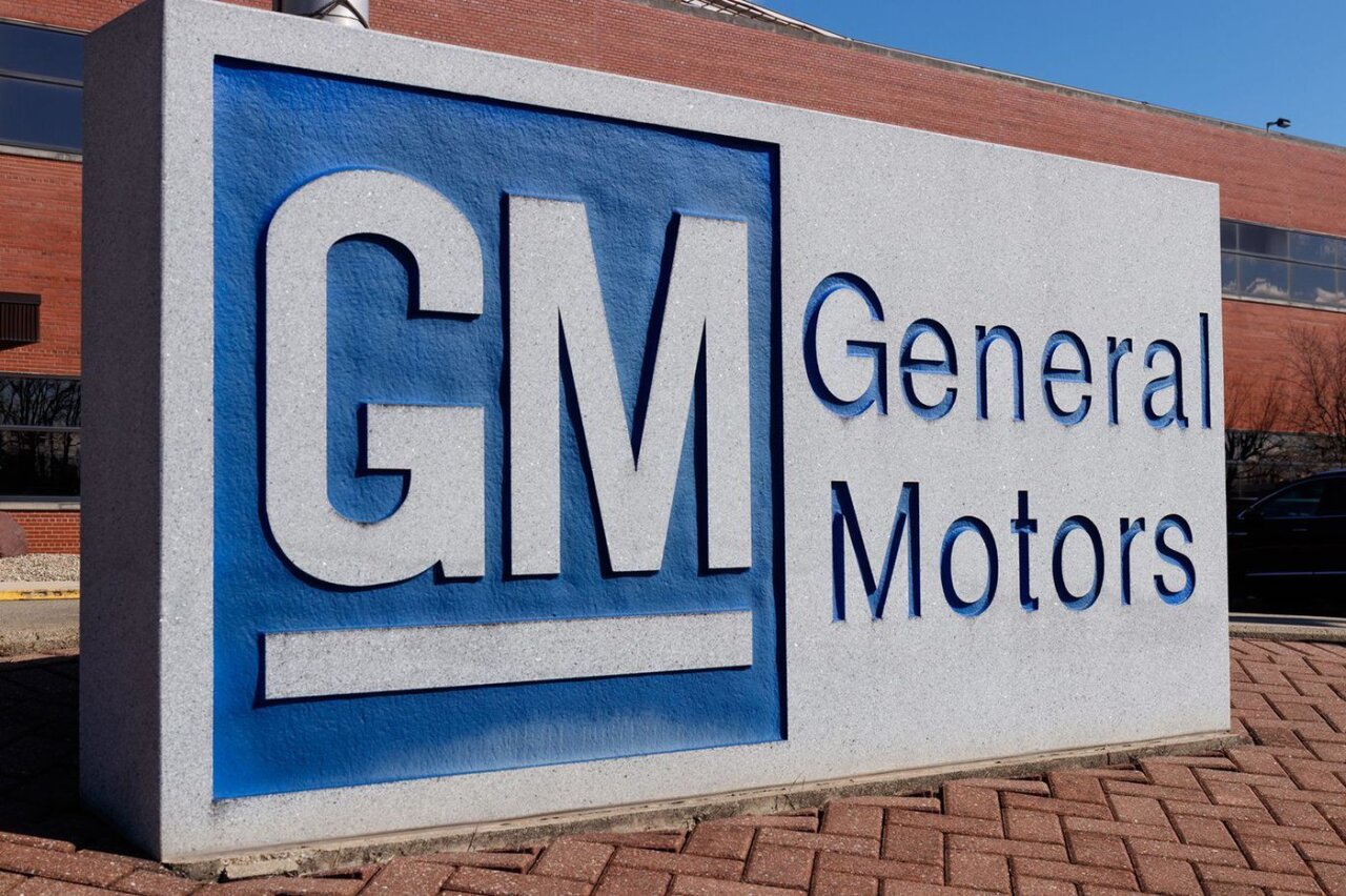 Компания General Motors приостановила экспорт автомобилей в Россию. 