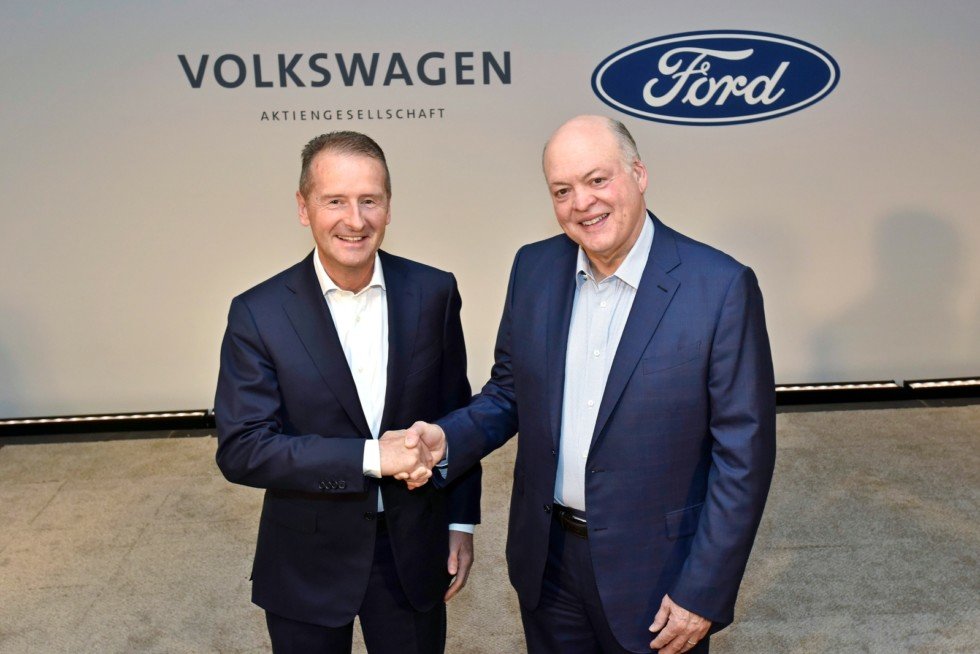 Глава VW Герберт Дисс (слева) и глава Ford Джим Хэкетт (справа) вновь пожали друг другу ручки в знак всё более многообещающего сотрудничества. 