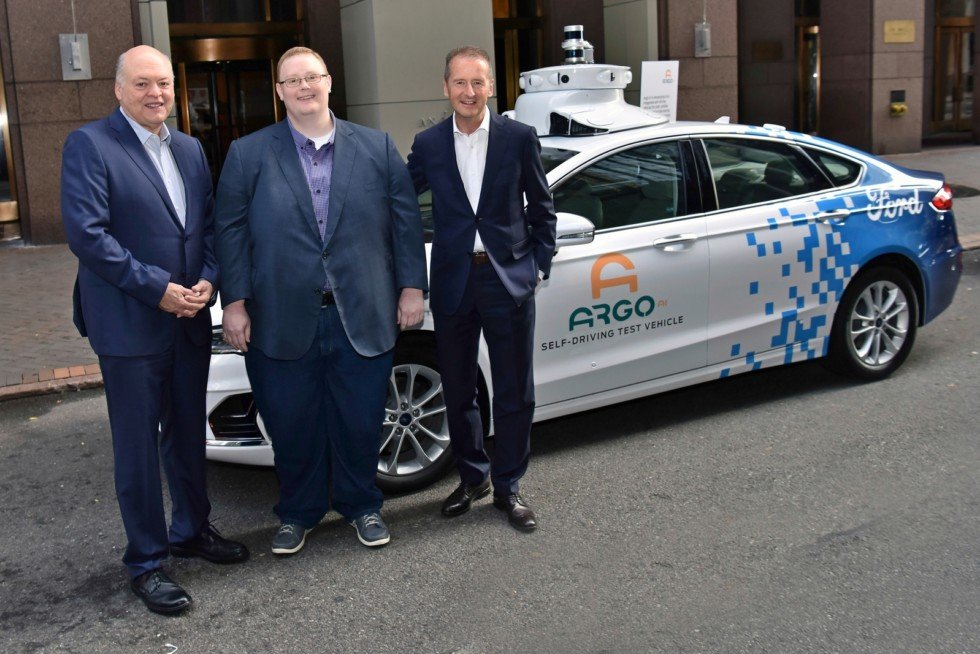 Исполнительный директор Argo AI Брайан Салески (в центре) получит от Джима Хэкетта и Герберта Дисса дополнительную финансовую и кадровую поддержку.